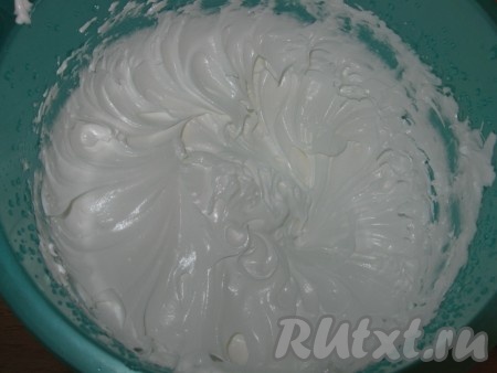 Затем, не переставая взбивать, влить сахарный сироп тонкой струйкой и взбивать еще минут 5-7 до блестящей, плотной консистенции.