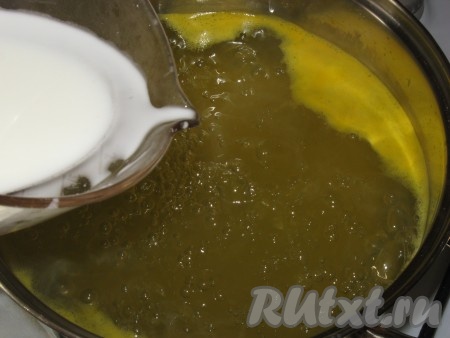 Крахмал залить 100 мл воды, тщательно перемешать, затем тонкой струйкой влить в кипящий сироп, постоянно помешивая, чтобы не было комочков, довести до загустения, но не давать кипеть (!), иначе кисель будет слишком жидкий. Готовый апельсиновый кисель снять с огня и полностью охладить.