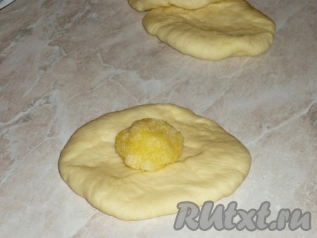 На каждый кружочек положить по 1 чайной ложке начинки.