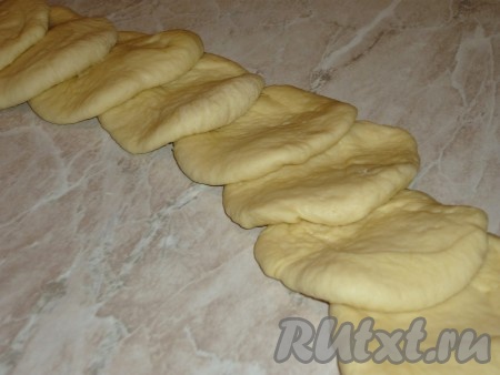 Затем на присыпанной мукой поверхности раскатать каждую часть теста в кружочек.