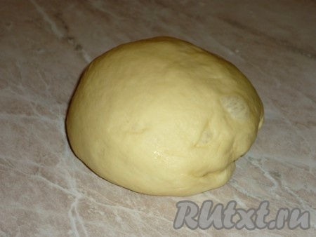 Прежде всего замесим дрожжевое тесто, для этого молоко, подогретое до 38-40 градусов, нужно перелить в глубокую миску, всыпать сахар и дрожжи, перемешать и дать постоять минут 10-15. Поверхность молочно-дрожжевой смеси запенится, это говорит о том, что дрожжи начали работать. В запенившуюся молочно-дрожжевую смесь добавить растоплённое сливочное масло (масло не должно быть горячим), яйцо и соль, начать всыпать частями муку, замешивая тесто сначала ложкой, а затем вымесить его как следует руками, добавляя в случае необходимости муку. Тесто должно получиться мягким, эластичным, не липнущим к ладоням. Миску смазать растительным маслом и поместить туда тесто. Накрыть полотенцем и поставить в тёплое место на 1 час (до увеличения в объёме в 2-3 раза).