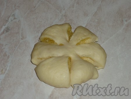 Разрезать каждую лепёшку на 6 ровных частей, не задевая центр.