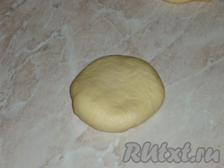 Перевернуть каждый сформированный "мешочек" швом вниз и немного прижать, чтобы получилась плоская лепёшка.