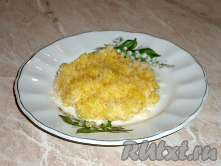 Пока тесто подходит, для приготовления начинки нужно соединить сливочное масло комнатной температуры с сахаром, кокосовой стружкой. Разбить яйцо в небольшую пиалу, перемешать вилкой до однородности. К маслу, стружке и сахару влить половину яичной смеси (вторая половина яичной смеси понадобится для смазывания булочек), тщательно растереть вилкой до однородности и начинка для булочек готова.