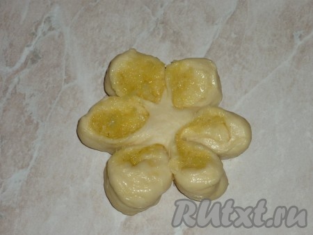 Развернуть "лепестки", как на фото. У нас получится булочка-цветочек.