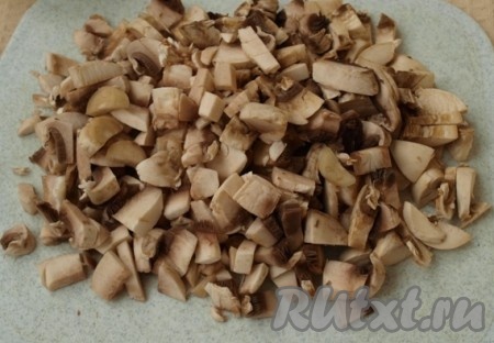 На растительном масле обжариваем шампиньоны, порезанные кубиками.
