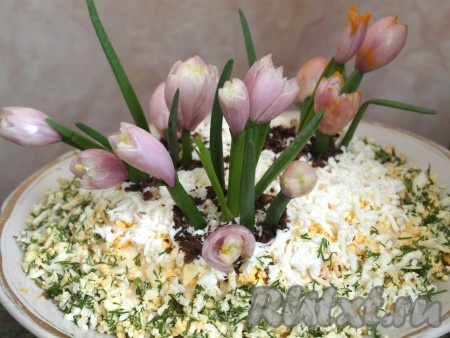 Украсить верх салата готовыми цветами. Салат из печени с шампиньонами, украшенный по-весеннему, никого не оставит равнодушным.
