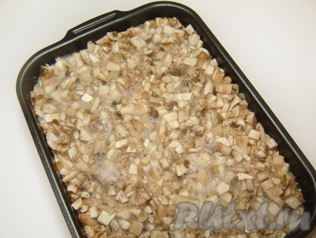 Заливаем яйцами грибы