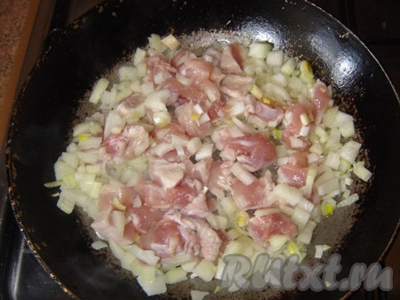 Обжариваем мясо