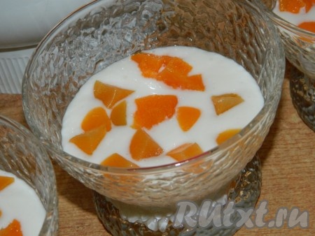 На дно креманок выкладываем фрукты, заливаем немного смесью, ещё слой фруктов и сверху накрываем ещё слоем кефирной смеси.
