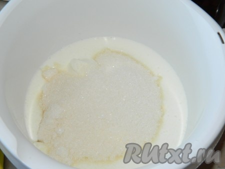 Добавим сахар, ванилин. Хорошо перемешаем. 