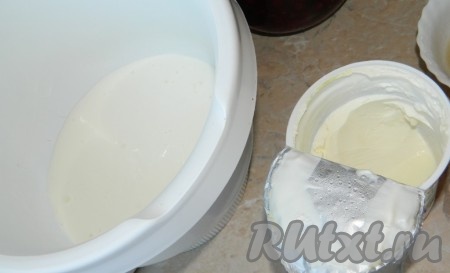 Соединим кефир со сметаной.