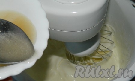 Набухший желатин немного нагреем, чтобы он растворился. Не прекращая перемешивать добавим его в кефирную смесь. Уберем в холод минут на 15-20. Когда смесь начнет желироваться, достаём и взбиваем, чтобы десерт стал нежнее и воздушнее.
