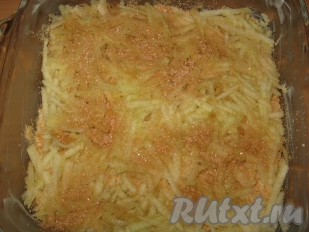2 слой - яблоки, посыпать смесью сахара и корицы.