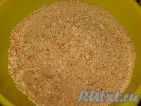 Печенье измельчить до состояния мелкой крошки.