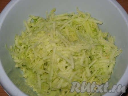&nbsp;Яблоки очистить от кожуры и натереть на крупной терке. 