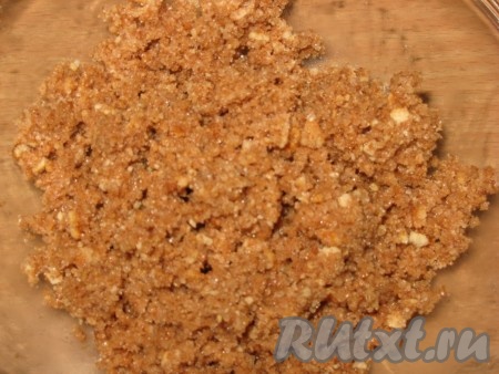 Взять 2-3 столовые ложки крошки печенья, 20 грамм сливочного масла и 1 столовую ложку сахара с корицей, перетереть до состояния масляной крошки.