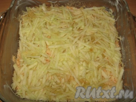 2 слой - яблоки, посыпать смесью сахара и корицы.