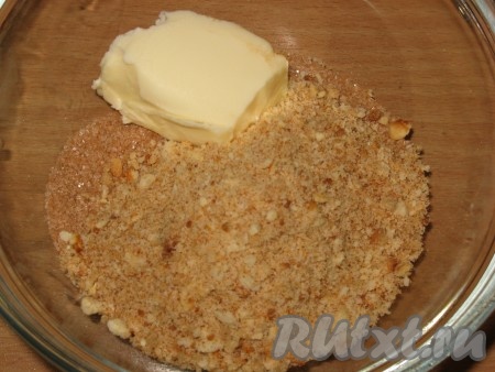 Взять 2-3 столовые ложки крошки печенья, 20 грамм сливочного масла и 1 столовую ложку сахара с корицей, перетереть до состояния масляной крошки.