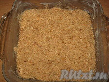 Форму для запекания (у меня квадратная 20х20 см) хорошо смазать сливочным маслом (10 грамм) и уложить все ингредиенты слоями:

1 слой - крошка печенья.