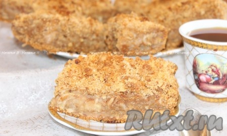 Затем нарезать на порционные кусочки и переложить на блюдо. Вкусный, ароматный, яблочный пирог с корицей готов к чаепитию!
