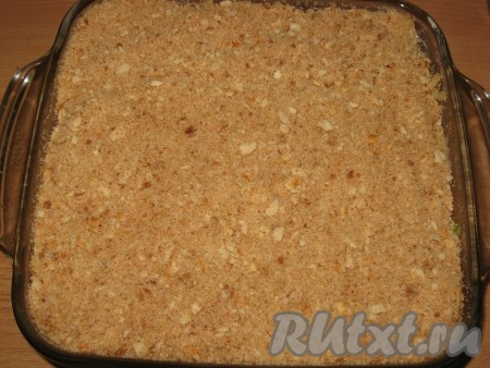 И так 3-4 слоя, закончить слоем крошки  печенья. Нижний и верхний слои печенья в пироге сделать потолще.