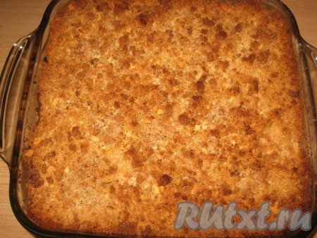 Готовый пирог достать и полностью охладить в форме.
