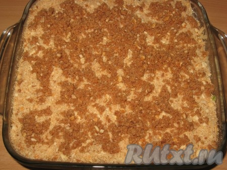 Этой смесью посыпать пирог. Выпекать 40-45 минут в заранее разогретой до 180 градусов духовке.
