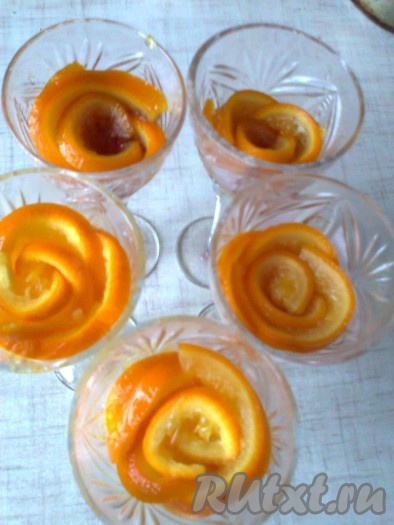 Готовые розы ставим в рюмки, подходящего размера, желательно с плоским дном (мне пришлось подрезать низ). Набухший желатин подогреть до растворения в микроволновке или на водяной бане. Добавить 1 столовую ложку сахара, размешать. Часть используем для роз, остальное для верхнего слоя. Желатиновую смесь налить в рюмки вровень с верхом роз. Поставить в холодильник или морозилку на 20 минут для застывания.