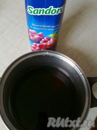 Пока желатин набухает, приготовьте нижний слой. 

Для этого вылейте сок в любую посуду с противопригарным покрытием.