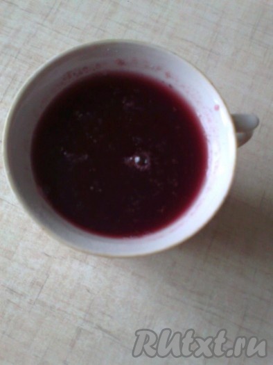 Для приготовления верхнего слоя необходимо 15 грамм желатина замочить в 180 мл красного виноградного сока на 30 минут.