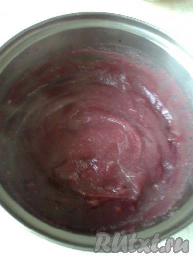 Хорошо размешайте, чтобы не было каких-либо комочков. Теперь вскипятите смесь, не забывая постоянно помешивать. После того как она закипит, уменьшите огонь и проварите еще 3-4 минуты, помешивая. Масса должна загустеть. Охладите.