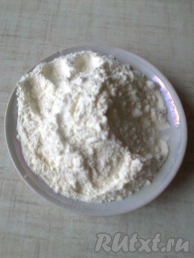 Затем всыпьте туда же манку, смешанную с мукой.