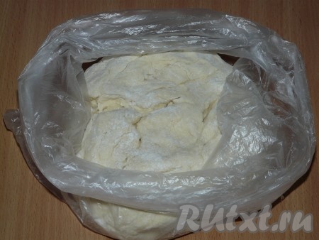 Долго вымешивать тесто не нужно, главное - чтобы оно собралось в однородный ком. Тесто должно получиться эластичным, мягким, завернуть его в пищевую плёнку и убрать в холодильник на 1-2 часа.