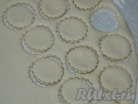 Вырезать из теста фигурки или нарезать фигурным ножом.