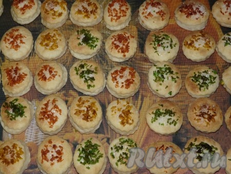 Поставить противень в разогретую духовку и выпекать печенье минут 15-20 при температуре 180 градусов. Затем достаём печенюшки, даём им немного остыть и можно подавать к столу. Печенье, приготовленное из творога и сметаны без добавления масла и яиц, получается мягким, аппетитным и очень вкусным.