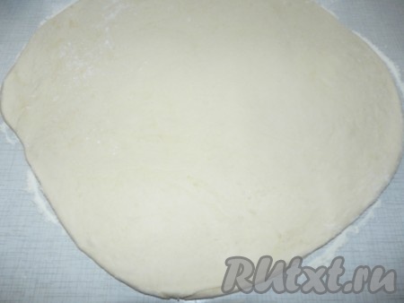 Достать тесто из холодильника и раскатать его скалкой (не тонко!) на присыпанной мукой поверхности.