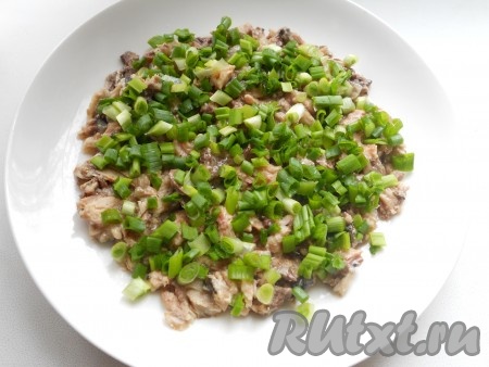 Морковь и яйца отварить и остудить. Салат выкладывать слоями на блюдо, смазывая каждый (кроме верхнего) майонезом.

Рыбку консервированную размять хорошо вилкой и выложить первым слоем. Сверху посыпать измельченным зеленым луком, смазать майонезом (в этом салате лучше делать майонезную сетку, чтобы слои не придавливать).