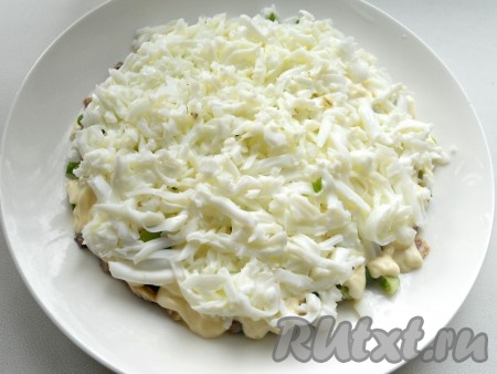 Следующий слой - натертые на крупной терке белки яиц + майонезная сетка.