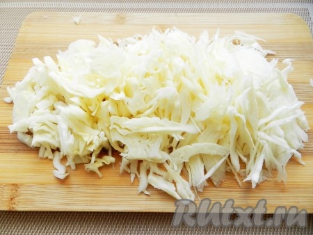 Картофель нарезать кубиками, капусту нашинковать.