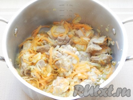 Добавить лук и морковь и обжарить все вместе.