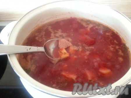 По окончании приготовления мяса в мультиварке, процедить через марлю бульон в кастрюлю, выложить в него мясо, поставить на плиту и довести до кипения, посолить. Картофель порезать кубиками, добавить к мясу. Через 10 минут добавить к бульону зажарку.
