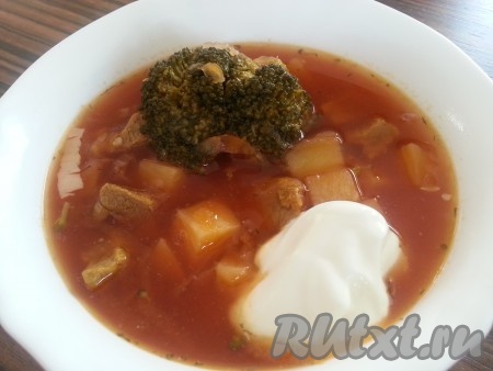 Затем добавить укроп и пропущенный через пресс чеснок. Выключить огонь и дать настояться нашему супчику минут 20-30, после чего его можно подавать на стол. Раскладывая по тарелочкам вкусный суп с говядиной, брокколи и свёклой, не забудьте добавить сметану.
