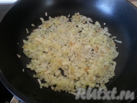 Порезать говядину на небольшие кусочки и поместить в чашу мультиварки, залить холодной водой. Выставить режим "Тушение" на 1 час 50 минут. Когда до окончания приготовления останется 1 час, добавить небольшую луковицу, морковь, порезанную на небольшие кусочки, лавровый лист и перец.
