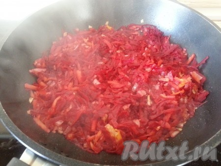 Добавить свеклу, натертую на крупной терке.
