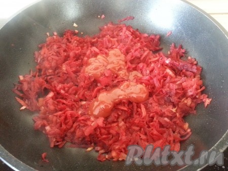 Пассировать еще около 5 минут, добавить кетчуп, перемешать, пассировать 1-2 минуты и снять с огня.
