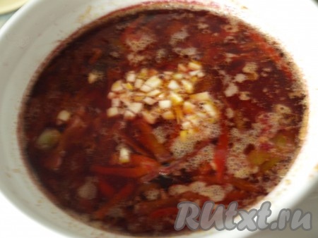 Дать борщу с черносливом покипеть ещё минут 10-15, добавить измельчённый чеснок и сушёные травы.
