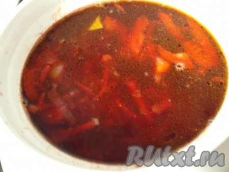 Когда картофель будет практически готов, добавить в кастрюлю томатную заправку, нашинкованную капусту, чернослив и порезанный перец.
