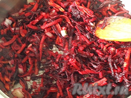 На растительном масле обжарить свеклу и морковь, натертые на средней тёрке, и порезанную вторую луковицу.
