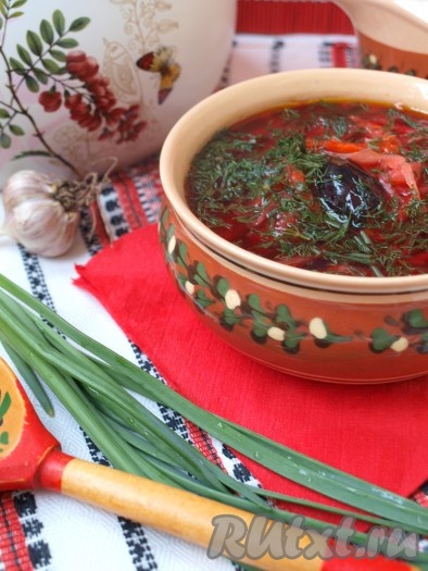 Дать настояться 30 минут, после чего разлить на порции, добавить порезанную зелень. Постный борщ с черносливом получается не только сытным, но и очень вкусным.
